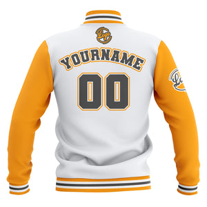 Chaquetas universitarias impermeables personalizadas en blanco-amarillo y gris con nombre-número y logotipo bordados