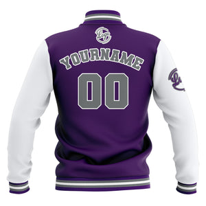 Chaquetas universitarias impermeables personalizadas en color morado-blanco y gris con nombre-número y logotipo bordados a medida