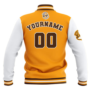 Chaquetas universitarias impermeables personalizadas en amarillo-blanco y marrón con nombre-número y logotipo bordados