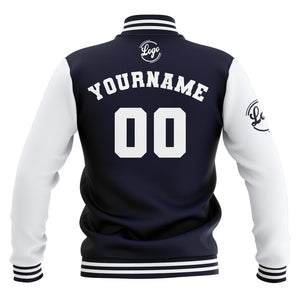 Chaquetas universitarias impermeables personalizadas en azul marino y blanco con nombre-número y logotipo bordados a medida