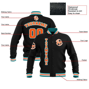 Chaquetas universitarias impermeables personalizadas en negro-verde azulado y naranja con nombre-número y logotipo bordados