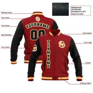 Chaquetas universitarias impermeables personalizadas en negro-rojo y amarillo con nombre-número y logotipo bordados