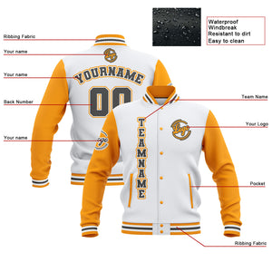 Chaquetas universitarias impermeables personalizadas en blanco-amarillo y gris con nombre-número y logotipo bordados
