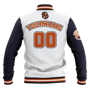 Chaquetas universitarias impermeables personalizadas en blanco-azul marino y naranja con nombre-número y logotipo bordados