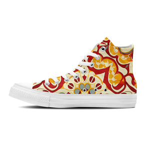 Recorre las calles con un estilo inigualable gracias a nuestras zapatillas de lona de corte medio-que presentan intrincados diseños de inspiración marroquí en una vibrante paleta de rojos-amarillos y verdes