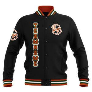 Chaquetas universitarias impermeables personalizadas en negro-naranja y verde con nombre-número y logotipo bordados