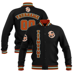 Chaquetas universitarias impermeables personalizadas en negro-naranja y verde con nombre-número y logotipo bordados