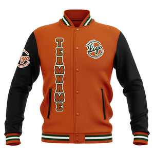 Chaquetas universitarias impermeables personalizadas en negro-naranja y verde con nombre-número y logotipo bordados