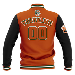 Chaquetas universitarias impermeables personalizadas en negro-naranja y verde con nombre-número y logotipo bordados