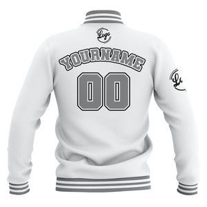 Chaquetas universitarias impermeables blancas y grises personalizadas con nombre-número y logotipo bordados a medida