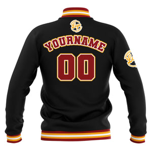 Chaquetas universitarias impermeables personalizadas en negro-rojo y amarillo con nombre-número y logotipo bordados