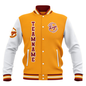 Chaquetas universitarias impermeables personalizadas en amarillo-rojo y blanco con nombre-número y logotipo bordados