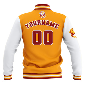 Chaquetas universitarias impermeables personalizadas en amarillo-rojo y blanco con nombre-número y logotipo bordados