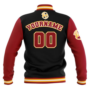 Chaquetas universitarias impermeables personalizadas en negro-rojo y amarillo con nombre-número y logotipo bordados