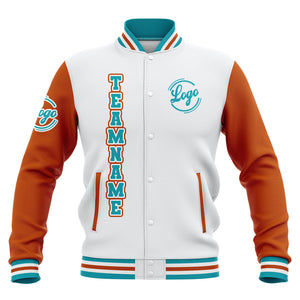 Chaquetas universitarias impermeables personalizadas en blanco-naranja y verde azulado con nombre-número y logotipo bordados