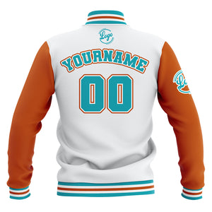 Chaquetas universitarias impermeables personalizadas en blanco-naranja y verde azulado con nombre-número y logotipo bordados