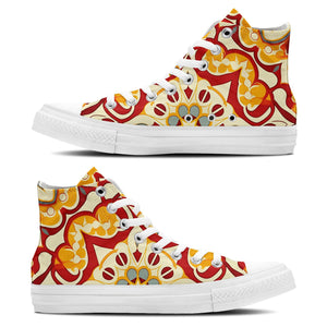 Recorre las calles con un estilo inigualable gracias a nuestras zapatillas de lona de corte medio-que presentan intrincados diseños de inspiración marroquí en una vibrante paleta de rojos-amarillos y verdes